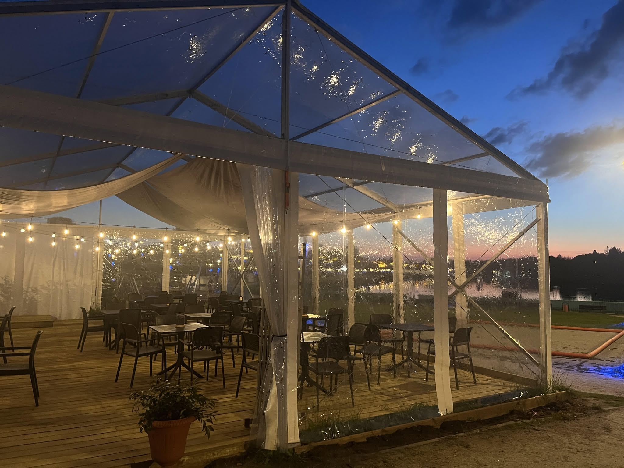 Namiot eventowy Grill Park Wodna Dolina – 120 m², 70 miejsc